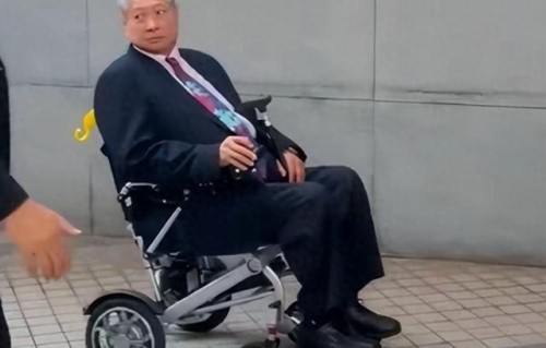 洪天明回应父亲洪金宝暴瘦:三次手术为健康，家人悉心照料显温情_啊呀我的天