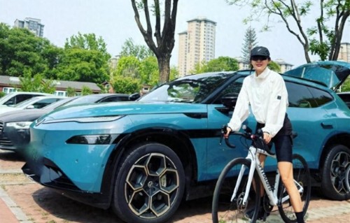 五一假期，辛芷蕾自驾骑行单车，意外撞树受伤手臂不慎流血
