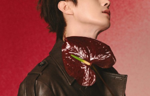 许凯在与老戏骨丁勇岱对戏时，如何应对即兴发挥带来的表演挑战？