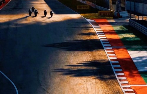 张雪家庭现状，奶奶和父亲已去世，儿子也是赛车手，有望拍成电影 