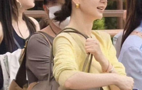 戚薇带3岁儿子逛泡泡玛特乐园，41岁的她不戴假发片，发量好少 