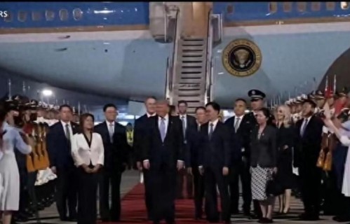 现场太有排面！他走在红毯上笑个不停，换谁都得乐开花