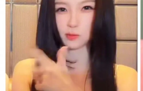 虞书欣赵露思同款表情手势引热议