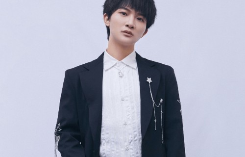 从山村走到春晚用了28年，被骂“娘娘腔”也不辩解，周深终于等来央视四个字