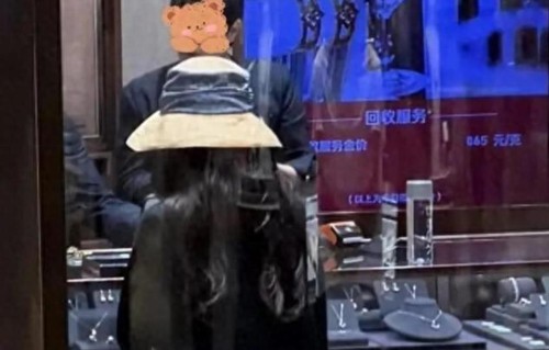 刘亦菲北京逛街被偶遇，穿凉拖玉足白皙，本人连头发丝都是美的