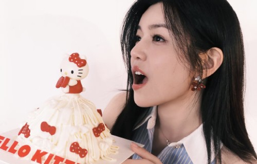 陈妍希本人是如何回应粉丝的生日祝福和线上直播活动的？|童年|许愿|话剧|新歌|眉笔