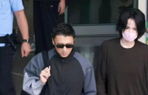 6月24日咸阳机场拍到谢霆锋王菲同行 自然牵手_时礼史记
