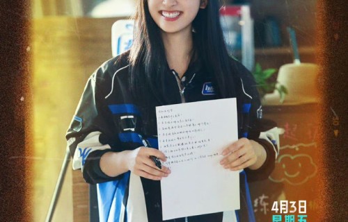 沈月背手夹棍利落起身，机车服造型飒爽|亲爱的客栈|上机|游戏|棍子|警官