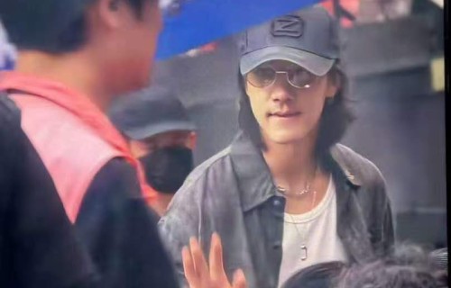 此沙低调现身谢霆锋演唱会，专心听歌礼貌待人