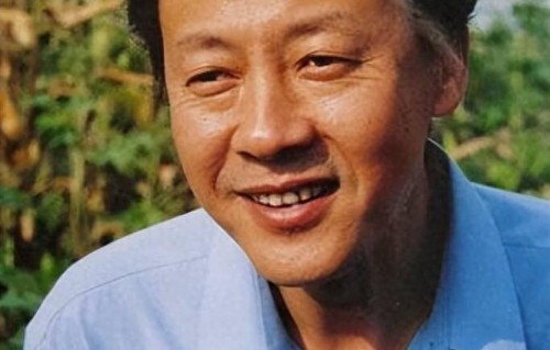 他是国家一级演员，娶圈外妻子恩爱41年，两个女儿是他最大的骄傲