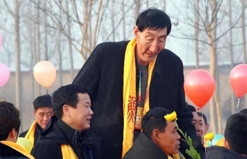 中国第一巨人鲍喜顺：不听医生劝告非要生子，现在儿子长到多高？