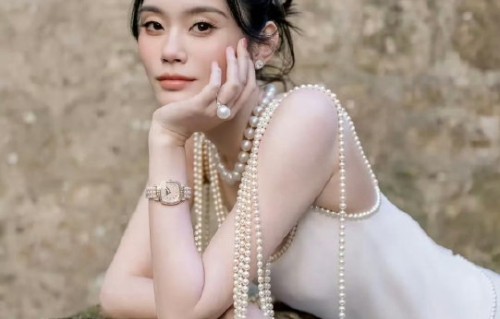 网友是如何评价奚梦瑶父母与赌王四太的同框画面的？