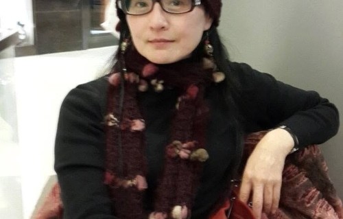 香港武打女星冻龄近照曝光，曾卷“衣柜捉奸”争议，豪门婚姻破裂
