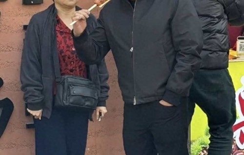 黄仁勋坐小板凳吃冰糖葫芦，硅谷教父不摆谱，真实得让人有点愣神 