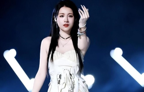 女星李嘉格现身大孤山祈福，和小11岁男友被误认成母子