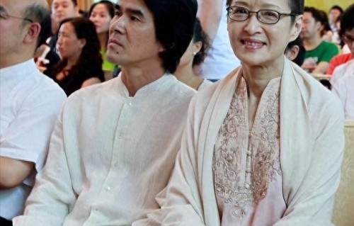 胡因梦72岁近照，不染发不扮嫩，却撕开了中国式审美的遮羞布 