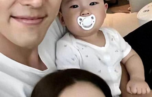 孙艺珍晒儿子拍的合影，她穿玄彬外套给玄彬脸打贴纸，真的好幸福