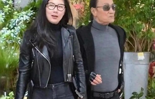 她比谢贤小49岁，两人曾相伴12年，身材火辣的她只能回老家当网红