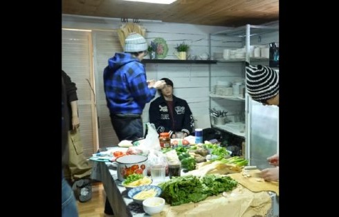 时代少年团的粉丝对于这次物料延迟事件有哪些主要的看法和反应？