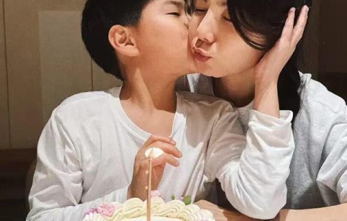 陈嘉桦又撒狗粮了，Ella晒儿子正脸庆祝结婚14年？