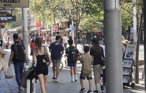 侯佩岑全家悉尼度假，一家四口幸福满溢，侯佩岑牵小儿子手好温馨