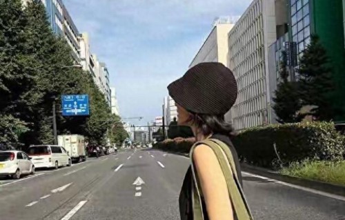 看了宋慧乔的穿搭才明白：45岁以后，松弛感才是最高级的状态