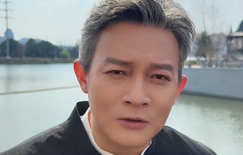 《打狗棍》剧组重聚！巍子满头白发，黑子发福，那素芝还是那么美 