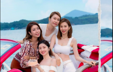 TVB昔日女神与闺蜜同框状态封神，颜值身材双在线，不像三孩妈妈