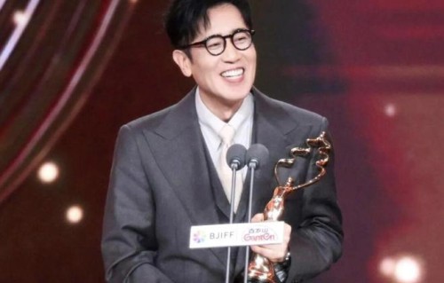 于和伟《森中有林》拿下影帝，被老友张译段奕宏围攻玩躲猫猫，于和伟急喊“别闹，西装借的”！|北京国际电影节|老鹰抓小鸡|奖杯|天坛奖|乔杉