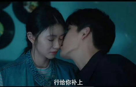 导演如何决定吻戏采用真吻还是借位？