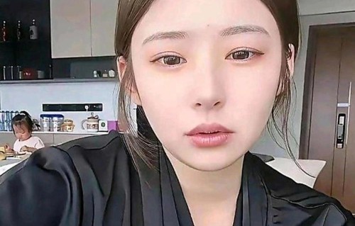 黄一鸣是懂流量的！带女儿闪闪去万达卖衣服，不给王思聪一丝体面