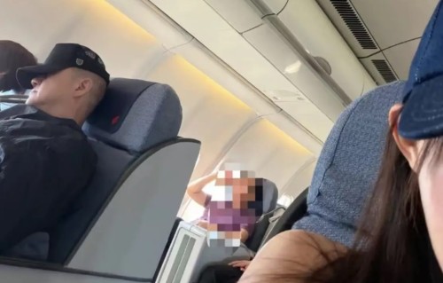 日子好起来了！李亚鹏坐商务舱飞香港，帽子挡脸一身素衣低调惬意