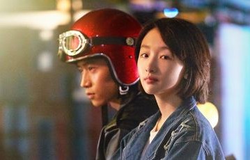 电影《迷妹罗曼史》曝“人间烟火”剧照 周冬雨魏晨呈现复古爱情