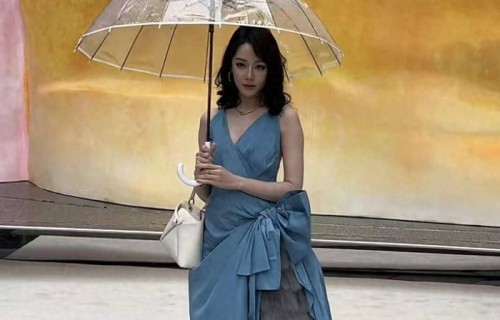 迪丽热巴南京雨中出镜！蓝裙温婉氛围感拉满，疯狂圈粉