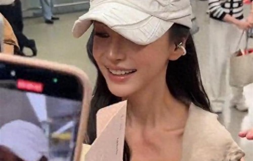 上海偶遇杨颖带娃，盆骨宽大屁股圆润 小海绵留狼尾越来越像黄晓明