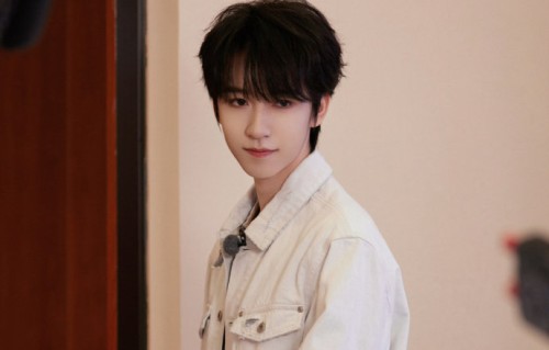 徐志胜和贺峻霖在节目中的互动体现了怎样的友谊？