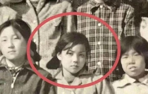 王菲从小就有一种与众不同的气质，看看她的这张小学毕业照就明白