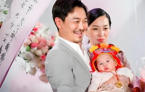 吴樾：荧幕硬汉戏外宠妻带娃，50岁状态惊艳，“宠妻狂魔”背后藏着最清醒的婚姻观
