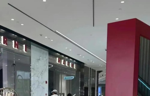 梁家辉与太太江嘉年逛街，全程牵着小手，67岁的他笑容满面保养的很好