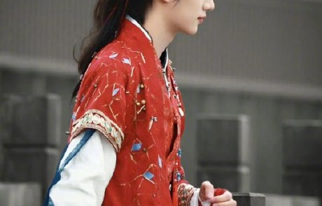 丁程鑫此次古装造型引发粉丝强烈催他进组，他之前有过古装剧作品吗？|高马尾|眉眼|红衣|综艺|马尾