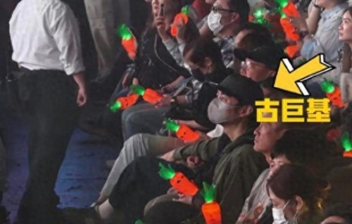 59岁黎明演唱会近镜封神！无医美、发量浓密，天王果然还是天王