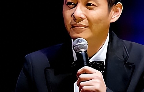 与董卿同居过五年，分手后娶小20岁娇妻，如今62岁的他成人生赢家 