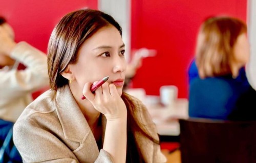 43岁离婚后的黄圣依，赴瑞士留学，又美又松弛生活引关注