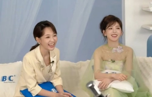 章若楠贴心为主持人遮挡短裙|尴尬|抱枕|裙子