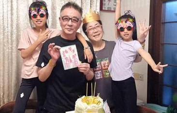 陈赫两女儿暑假回福州老家，亲手制贺卡为奶奶庆生，被爷爷奶奶宠成宝贝