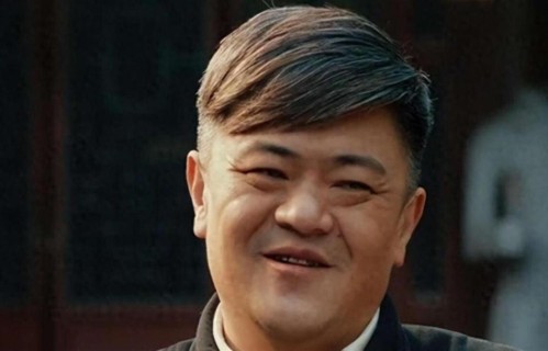 84岁高明近况：儿子高亮去世一年，儿媳已成他和妻子的晚年依靠