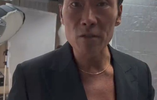 57岁郑浩南晒胸肌，坚持健身40年，手臂里还有9根钢钉