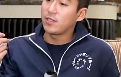张国立邓婕澳洲牵手照刷屏：37年无子婚姻，她靠“算计”赢回圆满人生