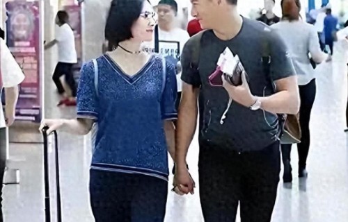 刘诗诗吴奇隆夫妻机场照片,俩人牵手有说有笑,看起来十分幸福_新闻|婚变|两人|墨镜|儿子|节目