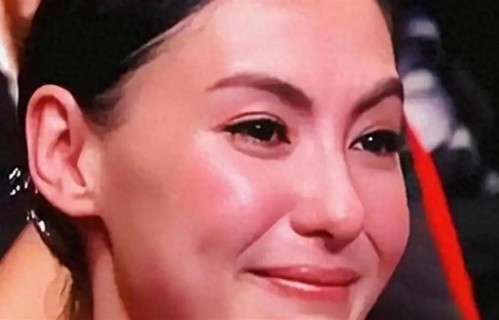 张柏芝现身机场接大儿子，大儿子身高已经高过张柏芝